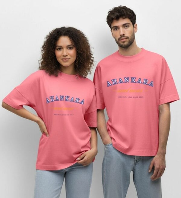 Bequemes Oversized T Shirt Pink im College Style mit Schriftzug in Blau und Gelb