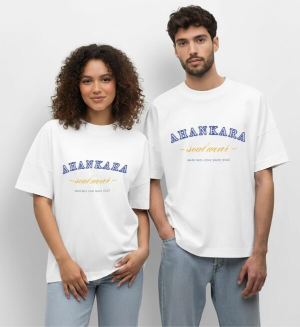 Bequemes Oversized T Shirt Weiss im College Style mit Schriftzug in Blau und Gelb
