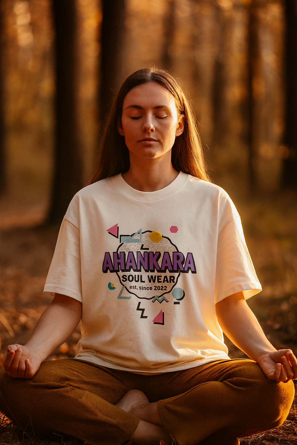 Meditierende Frau im Wald mit Ahankara Motiv-T-Shirt