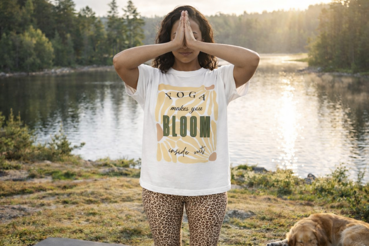 Frau trägt Yoga Shirt für Damen bei einer Yoga-Übung